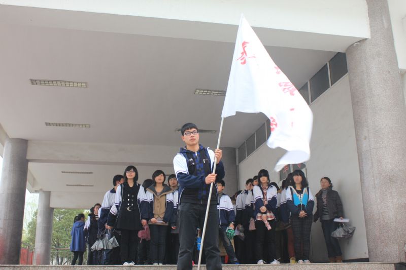 緬懷革命先烈，弘揚(yáng)民族精神—3月30日泰州實(shí)驗(yàn)中學(xué)清明節(jié)祭掃活動(dòng)