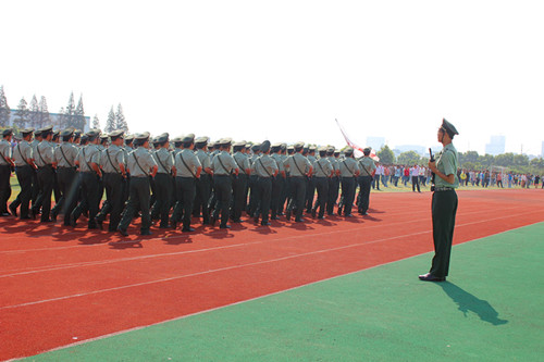 我校軍訓(xùn)方陣向全校師生匯報(bào)訓(xùn)練成果