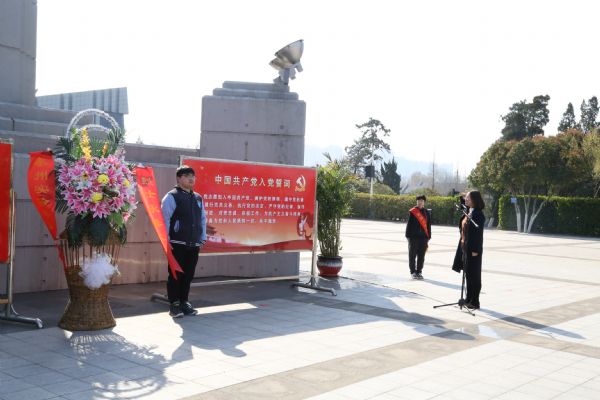 泰州實(shí)驗(yàn)中學(xué)開展清明祭掃活動(dòng)