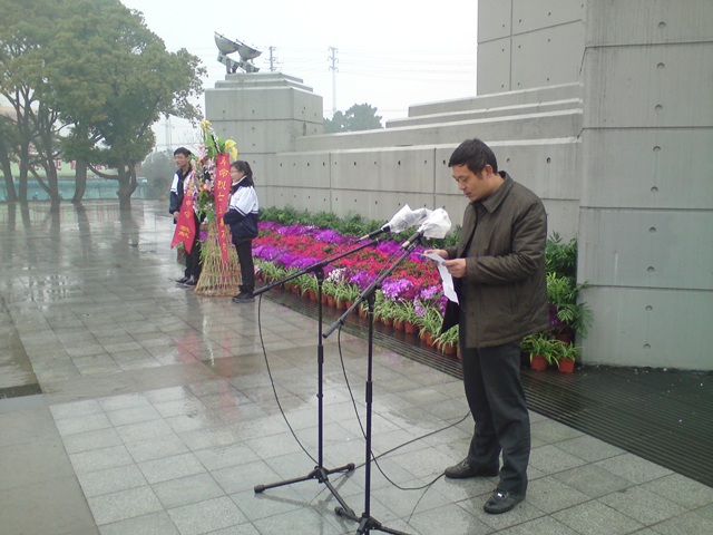 緬懷革命先烈，弘揚(yáng)民族精神—3月30日泰州實(shí)驗(yàn)中學(xué)清明節(jié)祭掃活動(dòng)