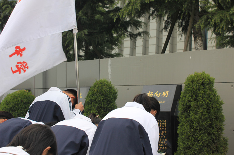 泰州實(shí)驗(yàn)中學(xué)2015年清明祭掃活動